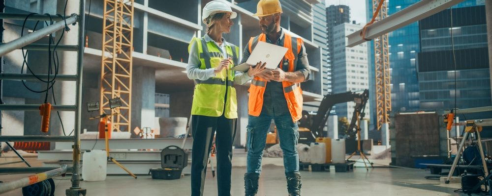 Female,Civil,Engineer,And,A,Construction,Manager,Having,A,Meeting